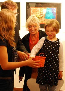 Nina Theinert als Fortuna bei der Bildverlosung. (Foto: Burkhard Fritz)