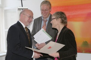 Wissenschaftsministerin Sabine Kunst übergab gestern die Ernennungsurkunde an Lázló Ungvári. Bildmitte: Markus Könecke, Mitarbeiter im Ministerium für Wissenschaft, Forschung und Kultur des Landes Brandenburg. (Foto: Bernd Schlütter)