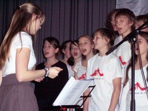 Der Chor ist bei Ten Sing ein wichtiges musikalisches Element der Show. (Foto: jl)